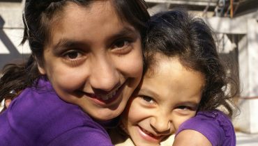 Sisters hug|Comunidade cigana_ciganos_Depositphotos_123216400_L
