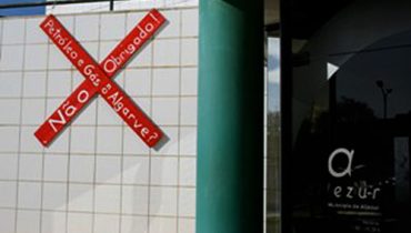 Cruz contra o petróleo afixadas_Câmara de Aljezur_1|Cruz contra o petróleo afixadas_Câmara de Aljezur_2