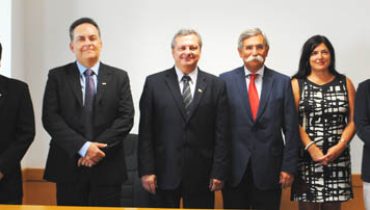 Pedro Cura e Nuno Silva a cortarem a carne com as lâminas de sílex