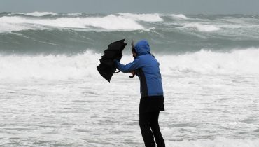 VENTO_GUARDA CHUVA_MAU TEMPO_VENTANIA_VENDAVAL_PRAIA5