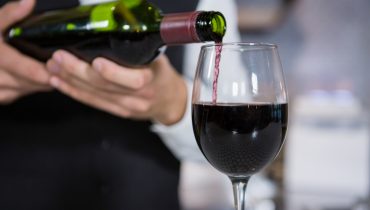 empregado de mesa hotelaria copo vinho