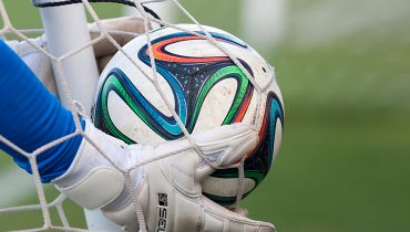 FUTEBOL_GUARDA-REDES_BOLA_CAMPO
