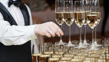 empregado de mesa hotelaria copos bebidas
