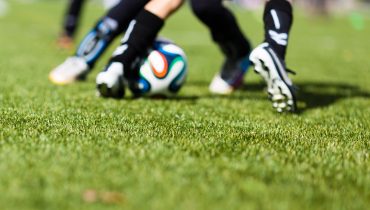 Futebol_Infantil_Bola_Chuteiras_Campo_Blur