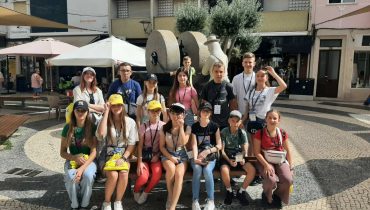 Descobrindo a cidade de Portimão|Visita à Quinta Pedagógica de Portimão|Assistindo às Superbikes no Autódromo|Visita à Quinta Pedagógica de Portimão|Recreação histórica em Alcalar|Os jovena nra Praia da Rocha|No Slide an Splash|Junto à Igreja Matriz de Portimão|Foto de família com os participantes no campo de férias de Portimão|Assistindo às Superbikes no Autódromo