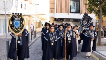 Desfile dos confrades pelas ruas de Portimão em 2022|Isilda Gomes discursando no Capítulo de 2022|Entronização de confrades na Igreja do Colégio em 2022