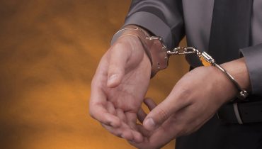 Mãos algemadas Detenção prisão algemas DepositPhotos