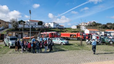 Crianças a verem os meios da GNR