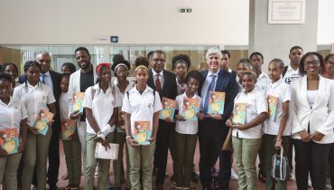 O governador do Banco de Portugal (BdP), Mário Centeno (C-D), acompanhado do ministro da Educação de Cabo Verde, Amadeu Cruz (C), participa no ato de entrega do manual de literacia financeira em crioulo, apadrinhado pelo músico, Dino d’Santiago (C-E), na Escola Secundária Cónego Jacinto, na Várzea, cidade da Praia, Cabo verde, 3 de abril de 2025. A visita decorre no âmbito da cooperação entre os bancos centrais de Portugal e Cabo Verde. (ACOMPANHA TEXTO DE 4 DE ABRIL DE 2025). ELTON MONTEIRO/LUSA