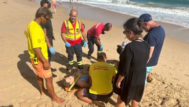 Elementos do Projeto “SeaWatch” auxiliam mulher na praia da Meia Praia em Lagos