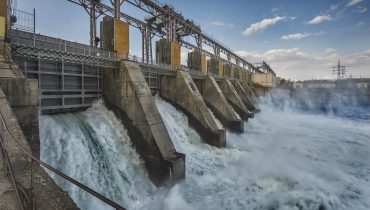 Barragem a produzir energia hidroeletrica