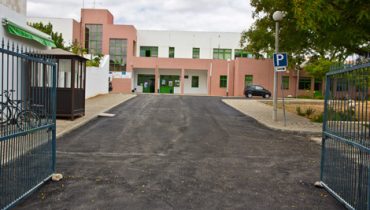 Entrada repavimentada da Fundação Irene Rolo