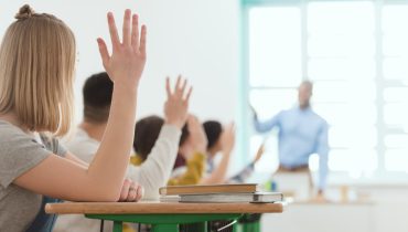 Escolas_professores_alunos_Depositphotos_190791346_XL (Medium)