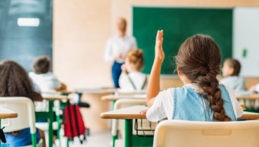 Escolas_professores_alunos_Depositphotos_207645374_XL (Medium)