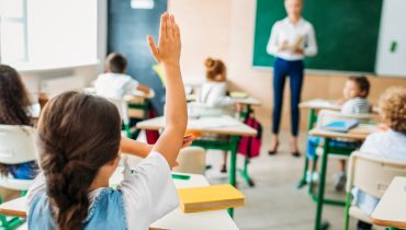 Escolas_professores_alunos_Depositphotos_207645386_XL (Medium)