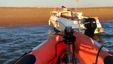 Estação Salva-vidas auxilia dois tripulantes de embarcação à deriva ao largo da barra do Guadiana