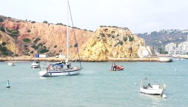 Estação Salva-vidas de Ferragudo auxilia cinco tripulantes de veleiro junto à Marina de Albufeira
