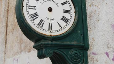 O relógio das antigas cocheiras da Estação de Lagos