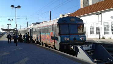 Estrangeiros a entrar para o comboio para lagos