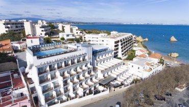 Exterior_Carvi Beach Hotel_2 (Medium)|Exterior_Carvi Beach Hotel_3 (Medium)|Lucas_Restaurante_Carvi_Hotels_3 (Medium)|Quarto_Carvi_Beach_Hotel_3 (Medium)|Quarto_Carvi_Beach_Hotel_2 (Medium)|Sala de jogos_Carvi Beach Hotel (Medium)|Lucas_Restaurante_Carvi_Hotels_2 (Medium)|Exterior_Carvi Beach Hotel_1 (Medium)|Quarto_Carvi_Beach_Hotel_1 (Medium)|Lucas_Restaurante_Carvi_Hotels (Medium)|Amenities_Carvi_BEach_Hotel (Medium)|Exterior_Carvi Beach Hotel (Medium)|Quarto_Carvi_Beach_Hotel (Medium)|Aerea_Carvi Beach Hotel (Medium)|Ginasio_Carvi_Beach_Hotel (Medium)|Recepcao e lobby_Carvi Beach Hotel (Medium)|Sala de jogos_Carvi Beach Hotel_3 (Medium)|Exterior_Carvi Beach Hotel_4 (Medium)|Lucas_Restaurante_Carvi_Hotels_4 (Medium)|Quarto_Carvi_Beach_Hotel_4 (Medium)|Sala de jogos_Carvi Beach Hotel_2 (Medium)