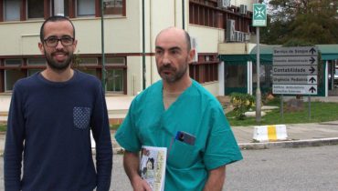 Rui Candeias, delegado sindical do Sindicato dos Médicos da Zona Sul no Hospital de Faro, e André Gomes, dirigente do Sindicado dos Médicos da Zona Sul e membro do Conselho Nacional da FNAM