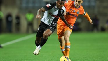 Farense player Pastor (L) fights for the ball with FC Porto`s Vasco Sousa during the 22nd round of the Portuguese First League held at Estadio do Algarve, Faro, Portugal, 16 February 2025. LUIS FORRA/LUSA