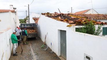 Um trabalhador limpa as telhas arrancadas na freguesia de Porto Peles, devido a um fenómeno atmosférico com ventos fortes que esta manhã provocou estragos na região de Beja, 02 de maio de 2025. NUNO VEIGA/LUSA