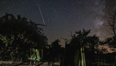 Foto do “risco” de um meteoro das Perseidas Miguel Claro