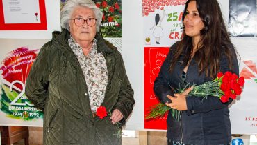 Guilhermina Madeira e Angela Rosa|Video Cravos de Abril Apresentação (4)|Video Cravos de Abril Apresentação (5)|Angela Rosa Ecotopia Cravos|Cravos 25 abril revolução (1)|Cravos 25 abril revolução (2)|Emília Costa Ecotopia Cravos|Guilhermina Madeira Cravos de Tavira (1)|Guilhermina Madeira Cravos de Tavira (2)|Ignacio Pereda e Guilermona Cravos de Abril|Video Cravos de Abril Apresentação (1)|Video Cravos de Abril Apresentação (2)|Video Cravos de Abril Apresentação (3)