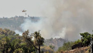 Helicoptero a combater um incêndio florestal