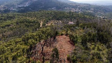 Imagem aérea do Cerro do Oiro e a sua envolvente no início dos trabalhos arqueológicos|Parte central do monumento funerário do Cerro do Oiro