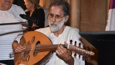 Eduardo Ramos toca alaúde na abertura da exposição