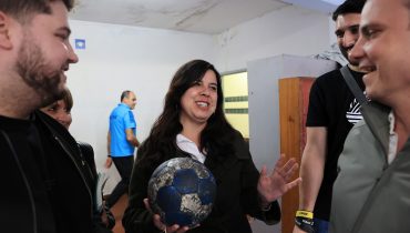 A porta-voz do Pessoas, Animais e Natureza (PAN), Inês de Sousa Real (C), depois de assistir a um jogo de andebol feminino em Paredes, no âmbito da campanha para as eleições legislativas, 10 de maio de 2025. ESTELA SILVA/LUSA