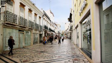 Loja fechada na Baixa de Faro