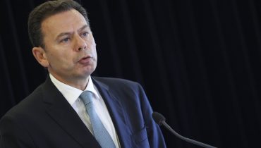 O primeiro-ministtro, Luís Montenegro, fala aos jornalistas após a reunião do Conselho de Ministros, esta tarde no Palácio de São Bento em Lisboa, 29 de abril de 2025. MIGUEL A. LOPES/LUSA