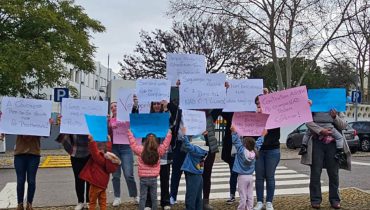 Manifestacao de maes na escola de Salir_02|comunicado - ratos - salir