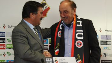 Manuel Cajuda foi apresentado como treinador do Olhanense|Manuel Cajuda orientou treino mal chegou ao Olhanense|Nova equipa técnica com dirigentes do Olhanense