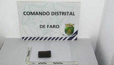 Meia placa de haxixe apreendida pela PSP de Portimão