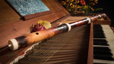 An old baroque clavichord and wooden traverse flute|Musica Antiga 2023|Detail of violin head with string background