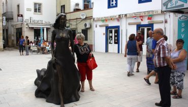 Nova estátua de Floripes na Baixa de Olhão_1|Moradoras de Olhão pousam junto a Floripes|Leonel Moura e António Pina junto da estátua do Menino dos Olhos Grandes|Moradora do Largo do Carolas Eduarda Quintino e o artista Leonel Moura