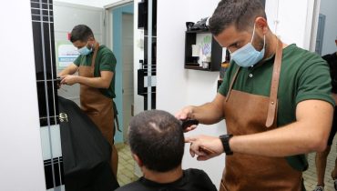 O barbeiro em plena atividade|Isilda Gomes
