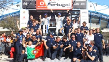Ogier e a equipa celebram a vitória no Rally_Site Oficial do Rally de Portugal|Miguel Barbosa_Site Oficial Rally de Portugal