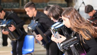Orquestra Garvefole em plena atuação na Capela de São Francesco - Castelfidardo1|Bruna Palma na entrega de prémios|Os participantes portugueses com o Professor Nelson Conceição|Orquestra Garvefole em plena atuação na Capela de São Francesco - Castelfidardo