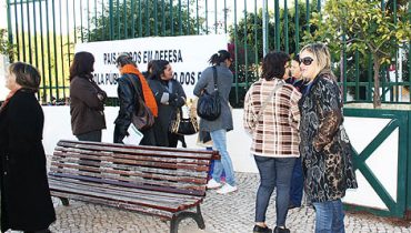 Pais de Faro protestam junto à Escola EB 2 e 3 do Montenegro_1|Pais de Faro protestam junto à Escola EB 2 e 3 do Montenegro