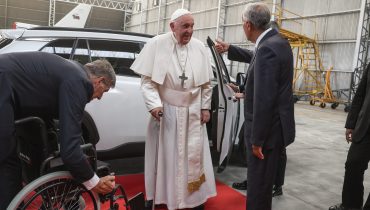 epa10787915 Pope Francis (C-L) speaks with Portugal's President Marcelo Rebelo de Sousa (C-R) during the farewell ceremony after his participation in the World Youth Day (WYD), at Figo Maduro Air Base, in Lisbon, Portugal, 06 August 2023. The Pontiff is in Portugal on the occasion of World Youth Day (WYD), one of the main events of the Church that gathers the Pope with youngsters from around the world.  EPA/TIAGO PETINGA / POOL