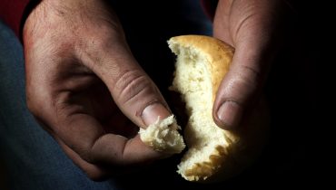Pobreza_Depositphotos_11122347_L|Begging hands for food|farmer's Hands  of old man who had worket hardly in his life|Pobreza_Depositphotos_391961476_L