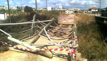 Ponte destruída Parque Ribeirinho de Faro_Foto Luís Passos_Facebook_1|Parque Ribeirinho de Faro entrada Poente destruida_Luis Passos|???????????????????????????????