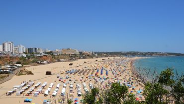 Praia da Rocha em Agosto_turistas_turismo_er (1)