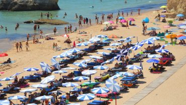 Praia da Rocha em Agosto_turistas_turismo_er (2)