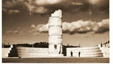 Prespetiva geral do monumento|Monumento Duarte Pacheco_atualidade_2|O monumento na manhã de 16 novembro 1953|Missa exequias Duarte Pacheco|Descerramento da lapide da casa onde nasceu|Irmã descerra a efígie|Salazar ao centro a descer a avenida|Salazar discursando na inauguração do monumento a Duarte Pacheco|Monumento Duarte Pacheco_atualidade_1|Monumento Duarte Pacheco_atualidade_3